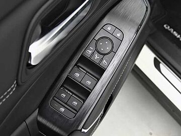Nissan Qashqai 1.5 HEV E-POWER 190CV BLACK EDITION AUT 5P Lunar White + Midnight Black Metalizado